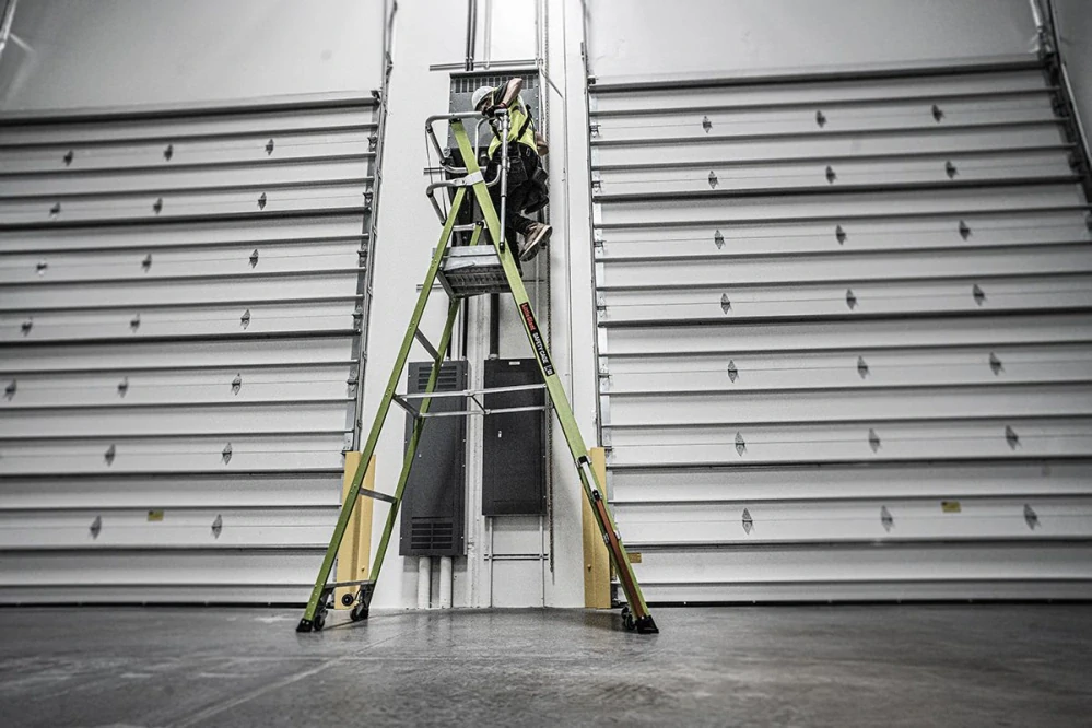 Little Giant - Safety Cage 8 -skládací pojízdný plošinový žebřík z nevodivého materiálu Fiberglass s pevnou plně uzavřenou klecí