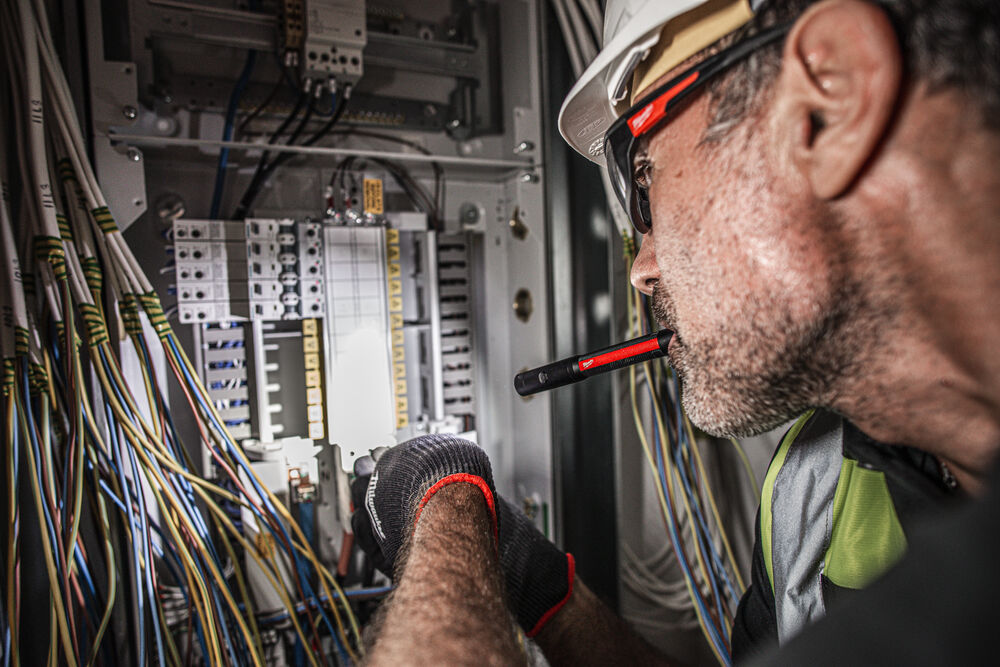 Milwaukee IR PL250 USB 250 LUMENŮ s integrovaným laserem