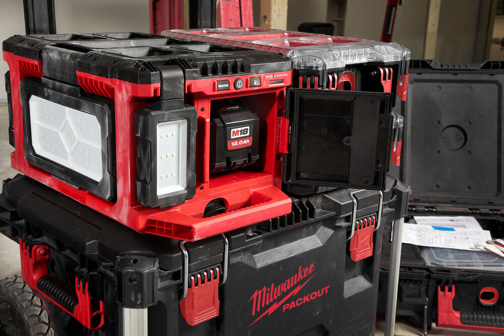 Milwaukee M18 POALC-0 PACKOUT PROSTOROVÉ SVĚTLO A NABÍJEČKA, 3000 Lumenů