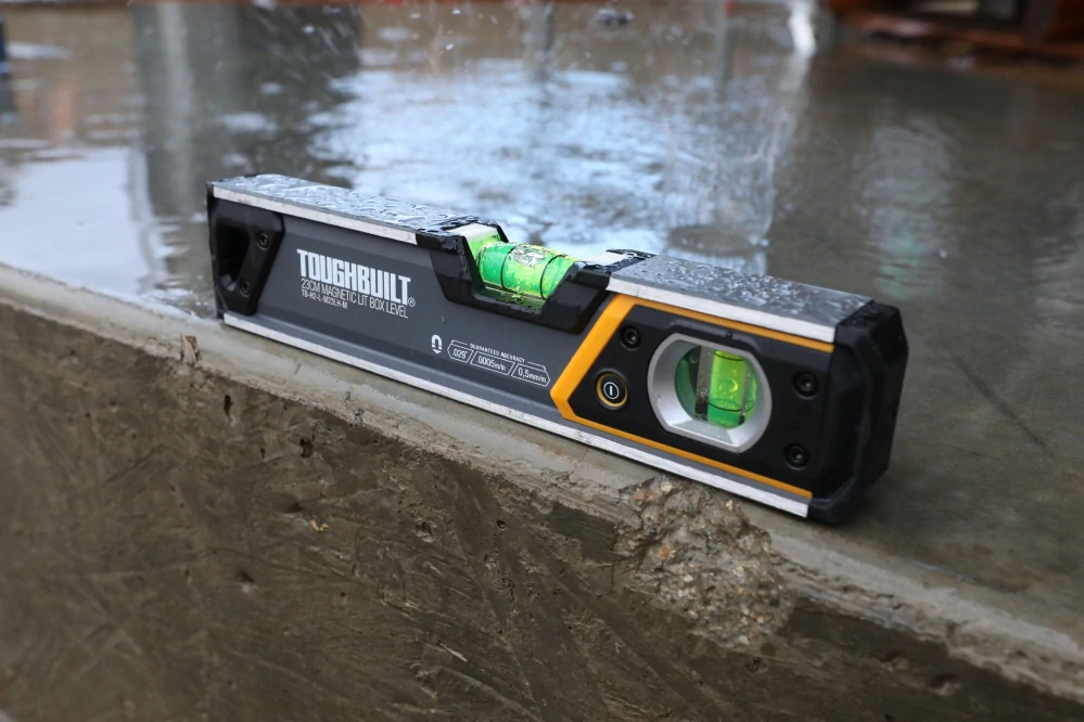 ToughBuilt Vodováha Premim magnetická 23 cm