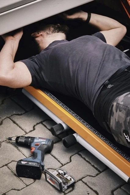 Multifunkční skládací stůl a plošina STRONGBOLD StrongBench B910