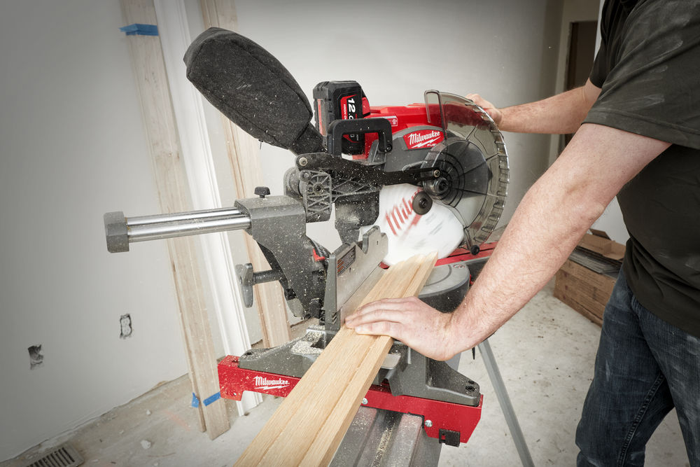 Milwaukee M18 FMS305-121 FUEL ONE-KEY Aku pokosová pila s posuvem, kotouč 305 mm
