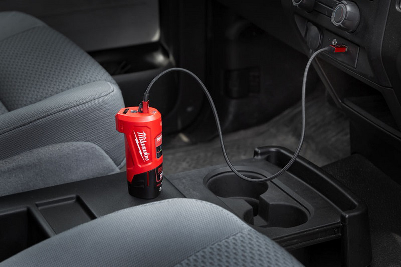 Milwaukee M12 kompaktní nabíječka a zdroj pro vyhřívané bundy