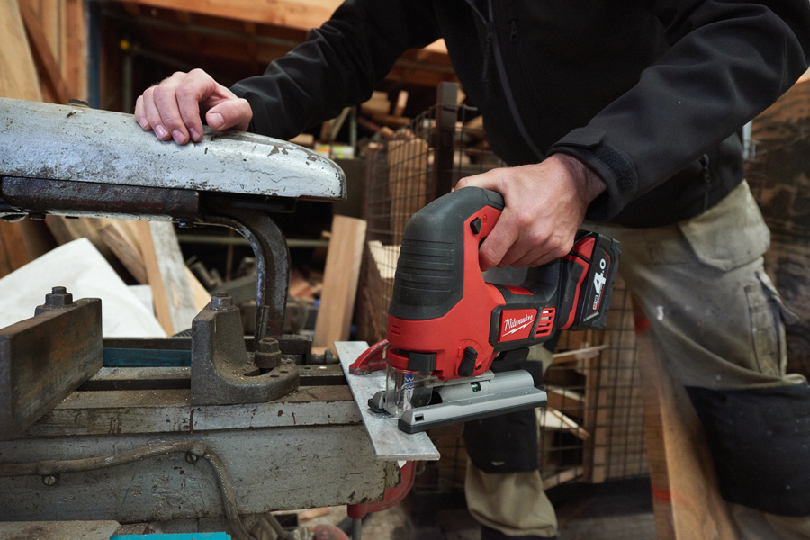 Milwaukee M18 BJS-402C Aku přímočará pila, 2 x 4.0Ah