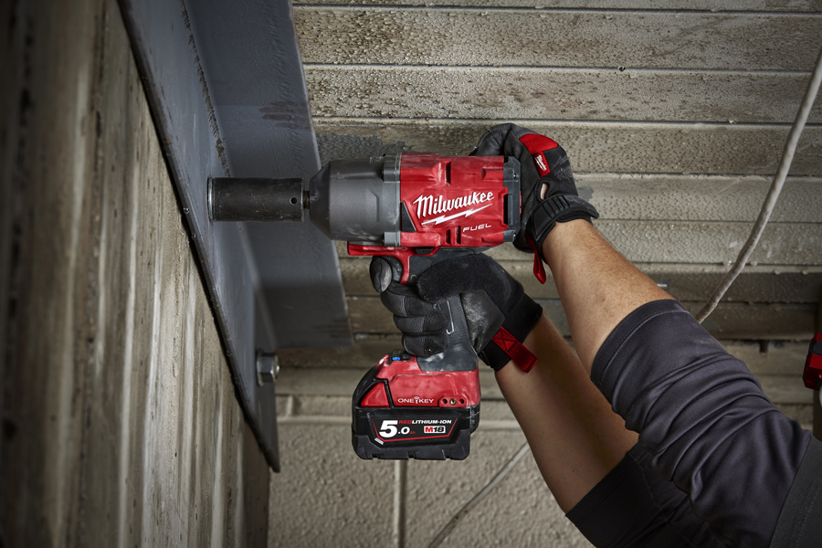 Milwaukee M18 ONEFHIWP12-502X ONEKEY FUEL 1/2  Rázový utahovák, 1491Nm, 2 x 5Ah, aretační čep