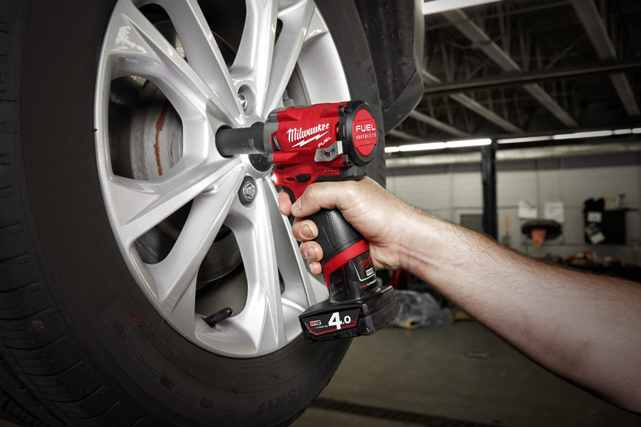 Milwaukee M12 FIW38-422X 3/8 FUEL Rázový utahovák, 339Nm, 1x4Ah + 1x2Ah